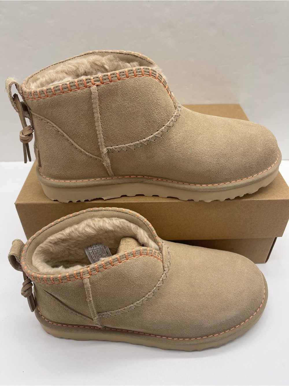 UGG W CLASSIC ULTRA MINI ELARIA
MDSD - Mustard Seed
Ankle Booties Shearling - Picture 2 of 16